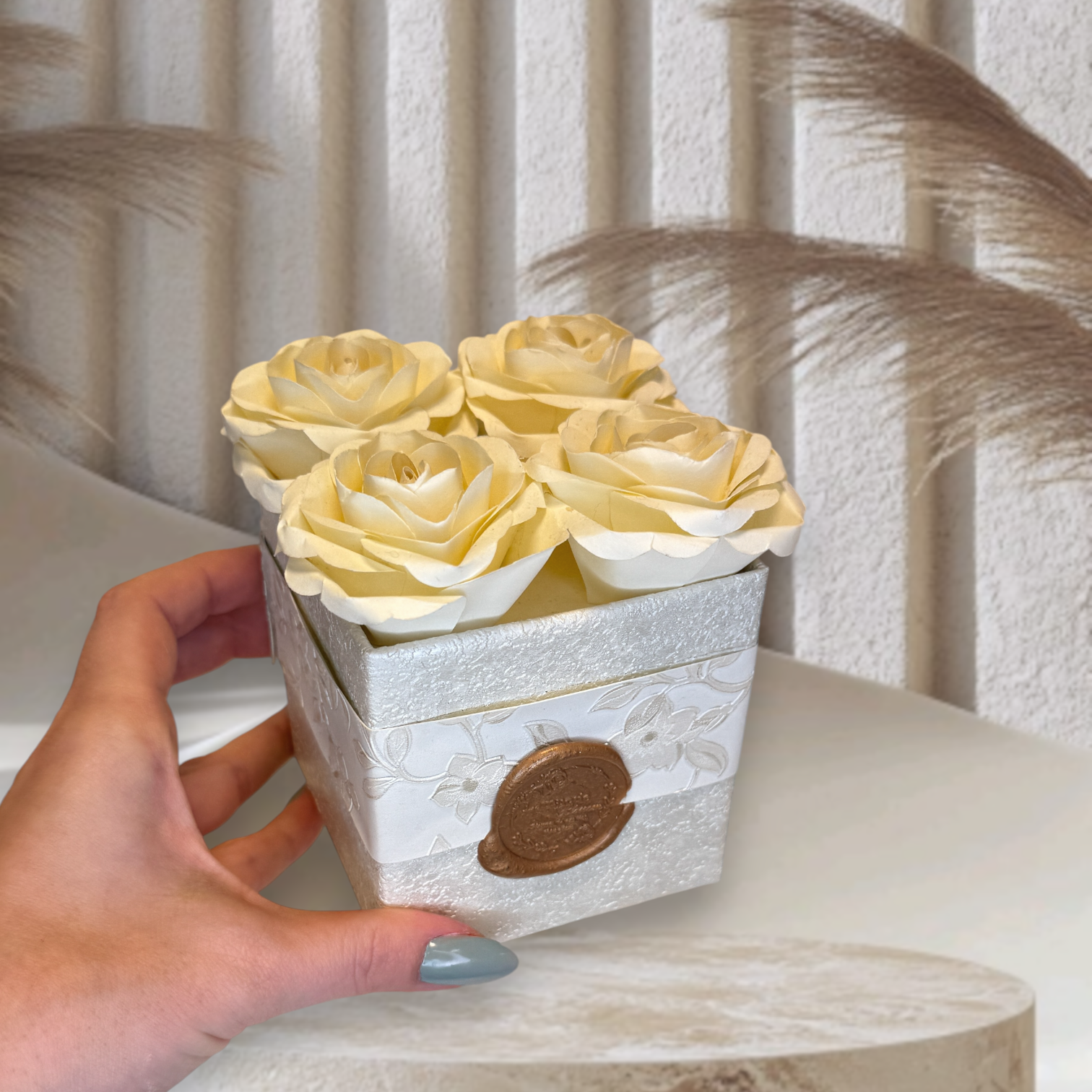 Lampetie-flower-box-versace-štiri-večni cvet-bež-zlata